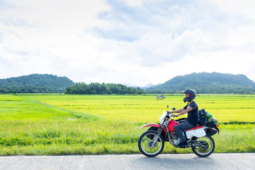 Motorradfahrer, Camalaniugan, Cagayan, Philippinen - CUF49912