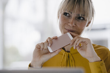 Porträt einer schönen blonden Frau, lächelnd - JOSF03160