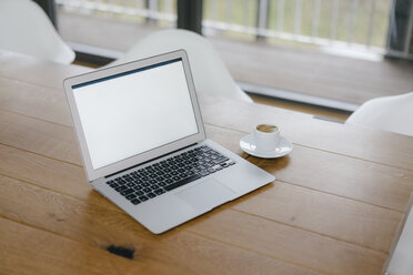 Laptop auf dem Schreibtisch im Büro mit einer Tasse Espresso - JOSF03169