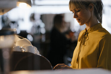 Frau arbeitet in einem Café, Porträt - JOSF03201