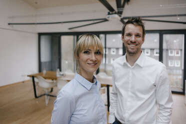 Geschäftsmann und Frau stehen im Büro - JOSF03215