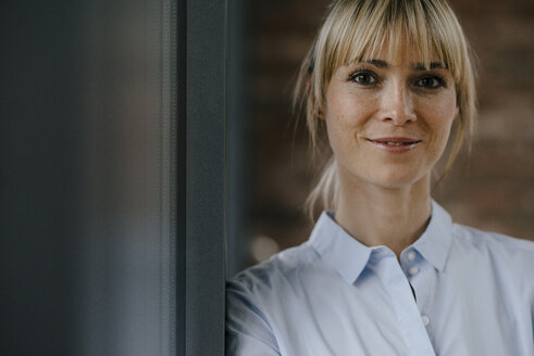 Porträt einer blonden Geschäftsfrau mit selbstbewusstem Blick - JOSF03225
