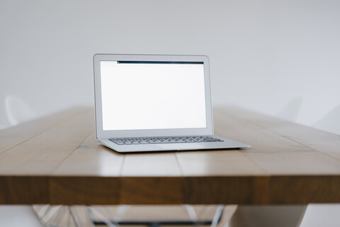 Laptop auf dem Schreibtisch im Büro, lizenzfreies Stockfoto