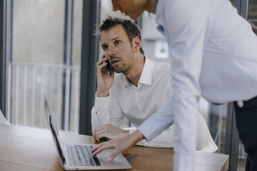 Business people working in office, man talking on the phone - JOSF03232