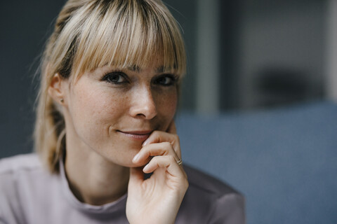 Porträt einer schönen blonden Frau, lächelnd, lizenzfreies Stockfoto