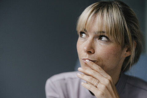 Porträt einer schönen blonden Frau, lächelnd, lizenzfreies Stockfoto