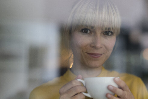 Portrait of a beautiful blond woman, drinking coffee - JOSF03275
