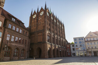 Germany, Mecklenburg-Western Pomerania, Stralsund, Old town, Townhall, old market - MAM00494
