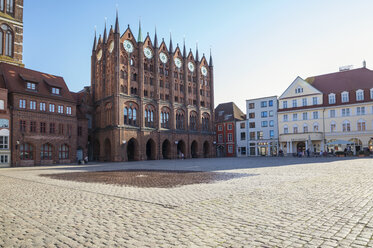 Deutschland, Mecklenburg-Vorpommern, Stralsund, Altstadt, Rathaus, Alter Markt - MAMF00495