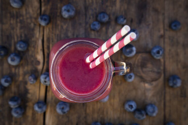 Blaubeer-Smoothie im Glas auf dunklem Holz - LVF07864