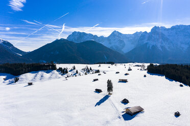 Deutschland, Bayern, Alpen und Karwendelgebirge, Mittenwald, verschneite Wiese, Luftaufnahme - AMF06833