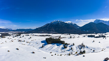 Deutschland, Bayern, Alpen und Karwendelgebirge, Mittenwald, verschneite Wiese, Luftaufnahme - AMF06835