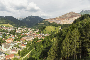 Österreich, Steiermark, Eisenerz mit Erzberg im Hintergrund - AIF00617