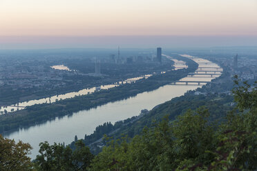 Austria, Vienna, view from Kahlenberg at sunrise - AIF00624