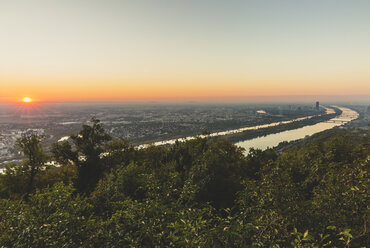 Österreich, Wien, Blick vom Kahlenberg bei Sonnenaufgang - AIF00625