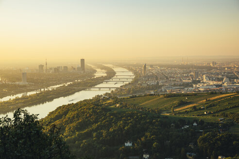 Austria, Vienna, view from Kahlenberg at sunrise - AIF00626