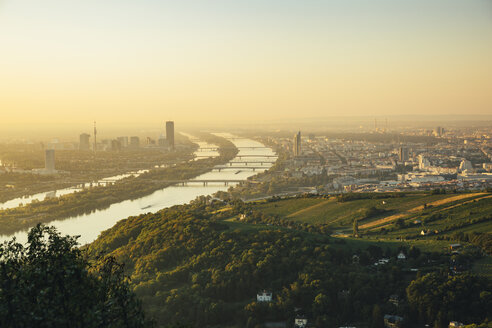 Österreich, Wien, Blick vom Kahlenberg bei Sonnenaufgang - AIF00626