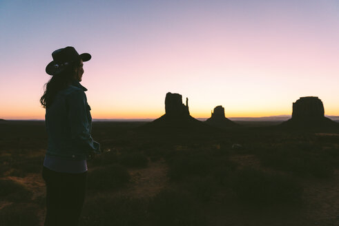 USA, Utah, Monument Valley, glückliche Frau bei Sonnenaufgang - GEMF02882