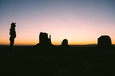 USA, Utah, Monument Valley, Silhouette einer Frau mit Cowboyhut bei Sonnenaufgang - GEMF02883