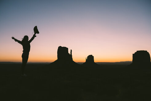 USA, Utah, Monument Valley, Silhouette einer Frau mit Cowboyhut bei Sonnenaufgang - GEMF02884