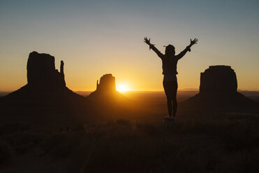 USA, Utah, Monument Valley, Silhouette einer glücklichen Frau, die den Sonnenaufgang genießt - GEMF02886