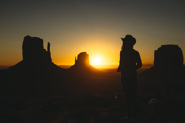 USA, Utah, Monument Valley, Silhouette einer Frau mit Cowboyhut bei Sonnenaufgang - GEMF02889