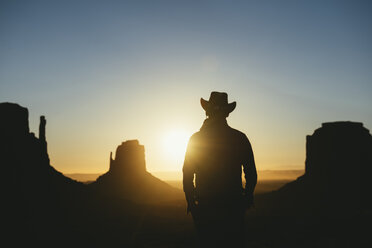 USA, Utah, Monument Valley, Silhouette eines Mannes mit Cowboyhut bei Sonnenaufgang - GEMF02892