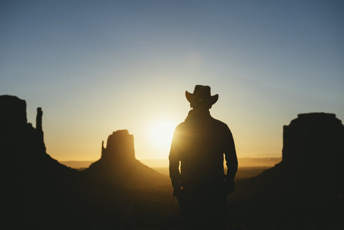 USA, Utah, Monument Valley, Silhouette eines Mannes mit Cowboyhut bei Sonnenaufgang - GEMF02892