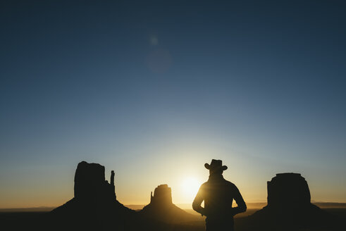 USA, Utah, Monument Valley, Silhouette eines Mannes mit Cowboyhut bei Sonnenaufgang - GEMF02893