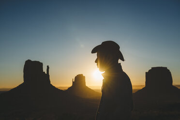 USA, Utah, Monument Valley, Silhouette eines Mannes mit Cowboyhut bei Sonnenaufgang - GEMF02894