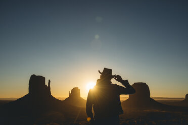 USA, Utah, Monument Valley, Silhouette eines Mannes mit Cowboyhut bei Sonnenaufgang - GEMF02895
