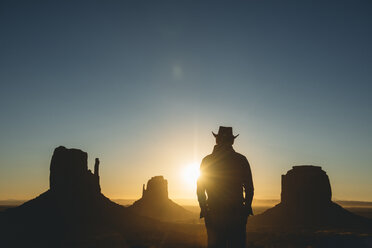 USA, Utah, Monument Valley, Silhouette eines Mannes mit Cowboyhut bei Sonnenaufgang - GEMF02896