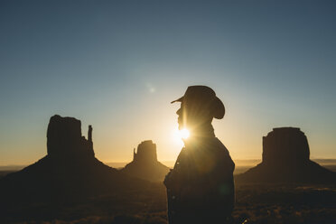 USA, Utah, Monument Valley, Silhouette eines Mannes mit Cowboyhut bei Sonnenaufgang - GEMF02897