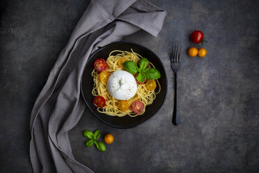 Spaghetti with tomatoes, burrata and basil leaves, from above - LVF07873