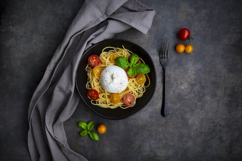 Spaghetti mit Tomaten, Burrata und Basilikumblättern, von oben - LVF07873