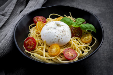 Spaghetti mit Tomaten, Burrata und Basilikumblättern - LVF07874