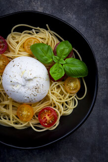 Spaghetti mit Tomaten, Burrata und Basilikumblättern, von oben - LVF07875