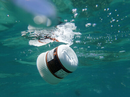 Plastic waste floating in the sea - GNF01465