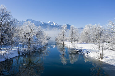 Germany, Upper Bavaria, Kochel, Lake Kochel with Loisach in winter, in the backgrund Herzogstand and Heimgarten - LHF00617