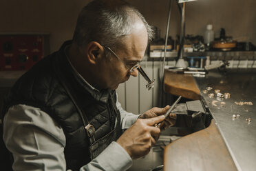 Kunsthandwerker bei der Herstellung von Schmuck in seiner Werkstatt - AHSF00002