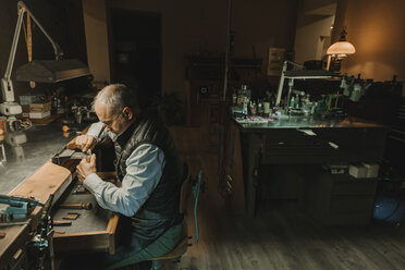 Kunsthandwerker bei der Herstellung von Schmuck in seiner Werkstatt - AHSF00011