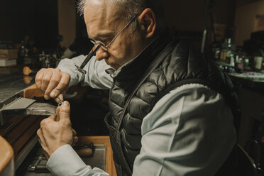 Kunsthandwerker bei der Herstellung von Schmuck in seiner Werkstatt - AHSF00012