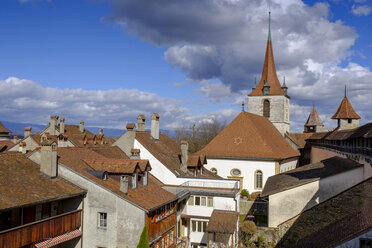 Schweiz, Fribourg, Murten, Blick über die Dächer der historischen Altstadt, mit deutscher Kirche - LBF02425