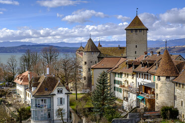 Schweiz, Freiburg, Murten, Blick auf Schloss Murten, Altstadt, am hinteren Murtensee - LBF02427
