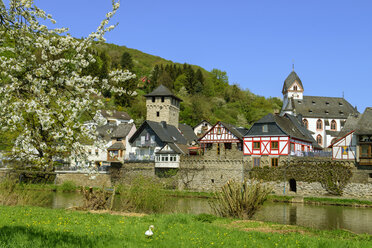 Germany, Rhineland-Palatinate, Dausenau, inner city over Lahn river - LBF02430