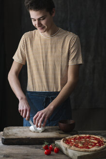 Young man preparing pizza - ALBF00804