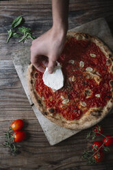 Junger Mann bei der Zubereitung von Pizza, Mozzarella - ALBF00807