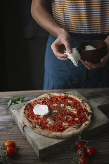 Young man preparing pizza, hand holding mozzarella - ALBF00808