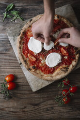 Zwei Freunde bereiten eine Pizza mit Mozzarella zu - ALBF00810