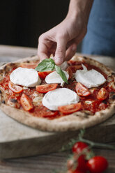 Junger Mann bereitet Pizza zu - ALBF00811